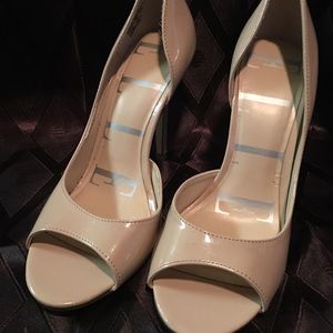 Gently used Elle tan open toe pumps size 7 1/2 Med